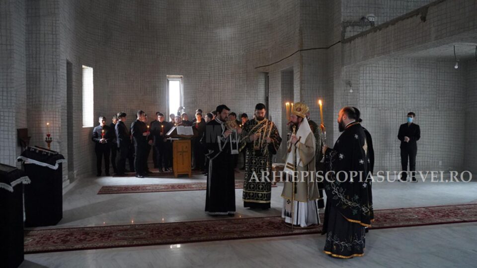 Prima Liturghie în Paraclisul Seminarului Teologic Liceal Ortodox din Suceava Prima Liturghie în Paraclisul Seminarului Teologic Liceal Ortodox din Suceava