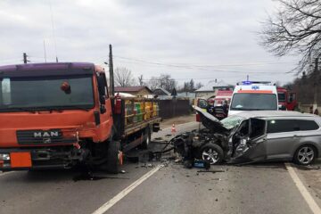Accident între un autoturism și o autoutilitară cu butelii, la Milișăuți