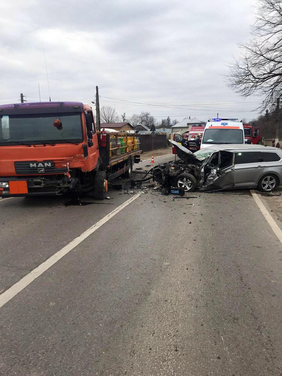 Accident între un autoturism și o autoutilitară cu butelii, la Milișăuți