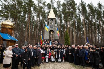 Delegatie de bucovineni din Romania în perelinaj la locul tragediei petrecute la 1 aprilie 1941