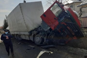 Accident violent între un autotren și un microbuz, pe E 85