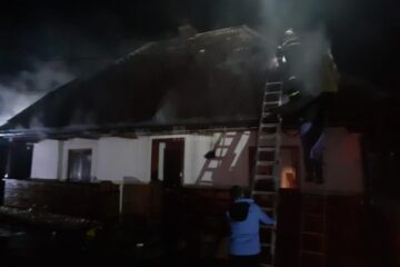 Pentru stingerea incendiului a fost nevoie de mai bine de două ore