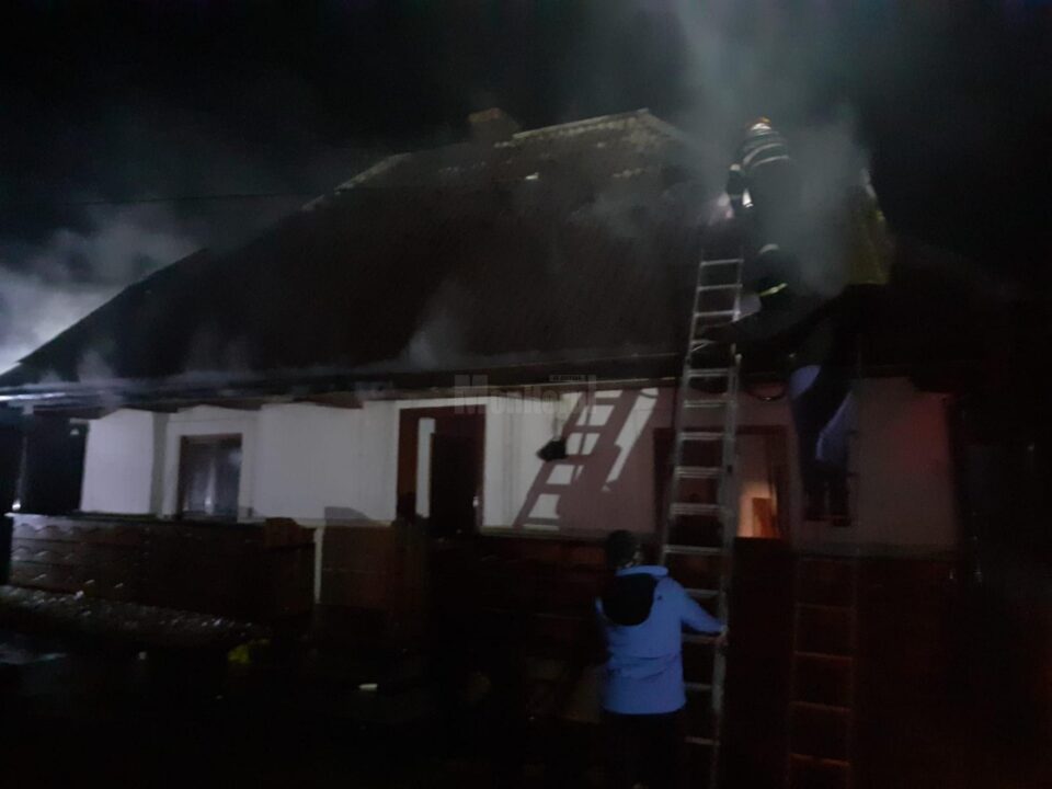 Pentru stingerea incendiului a fost nevoie de mai bine de două ore