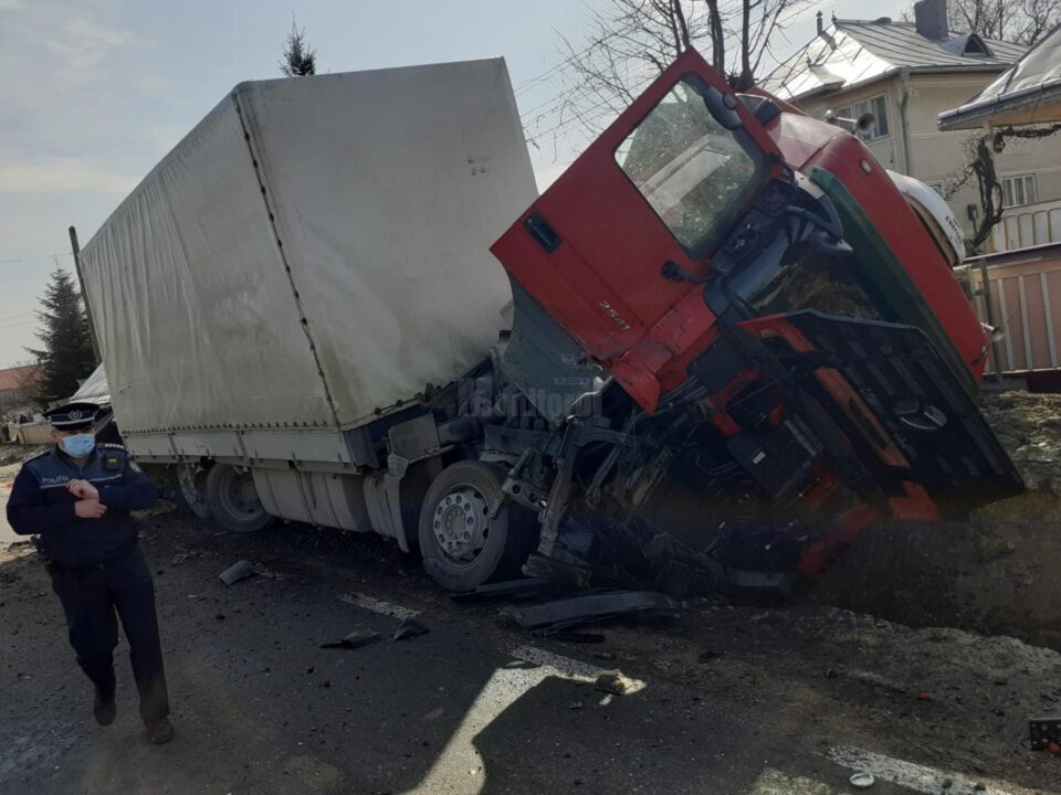 Cum s-a petrecut accidentul cu autoutilitara lovită de un autotren, la Grănicești