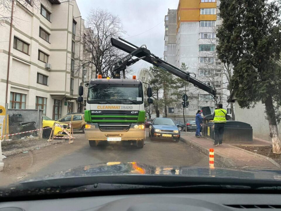 Mașina care bloca accesul la punctul de colectare a deșeurilor