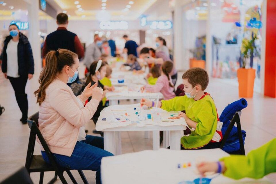 Ateliere de creație pentru copii și expoziție de obiecte handmade, la Iulius Mall Suceava