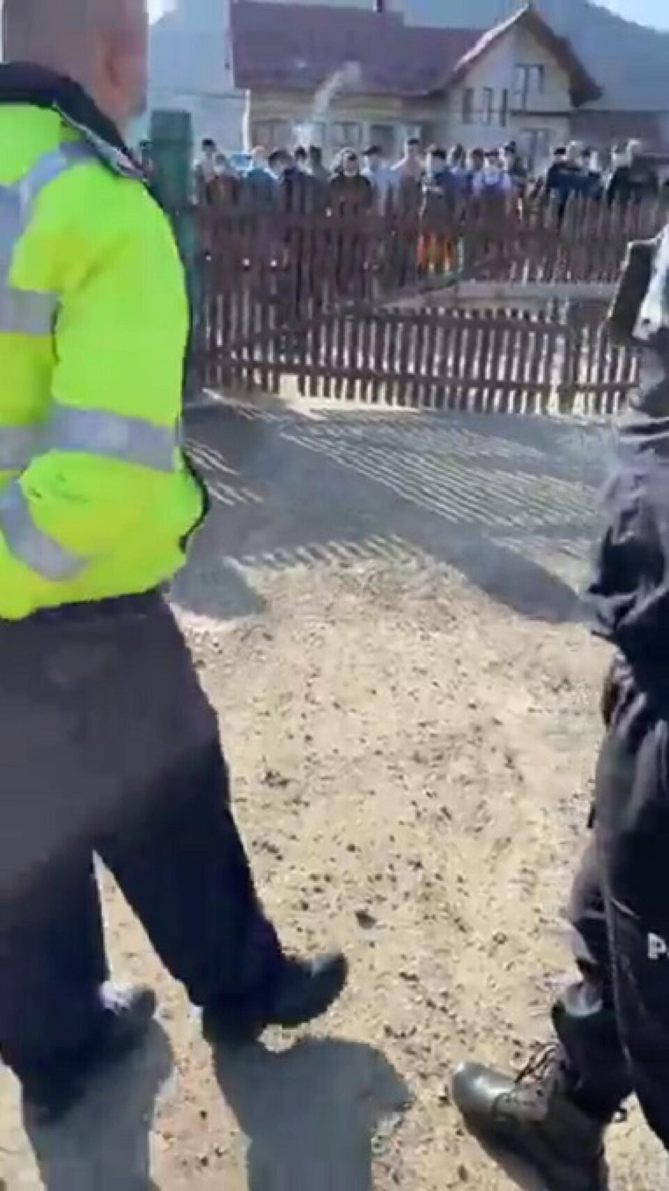 Activist de mediu evacuat de polițiști dintre aproximativ o sută de oameni furioși