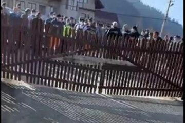 Activist de mediu evacuat de polițiști dintre aproximativ o sută de oameni furioși