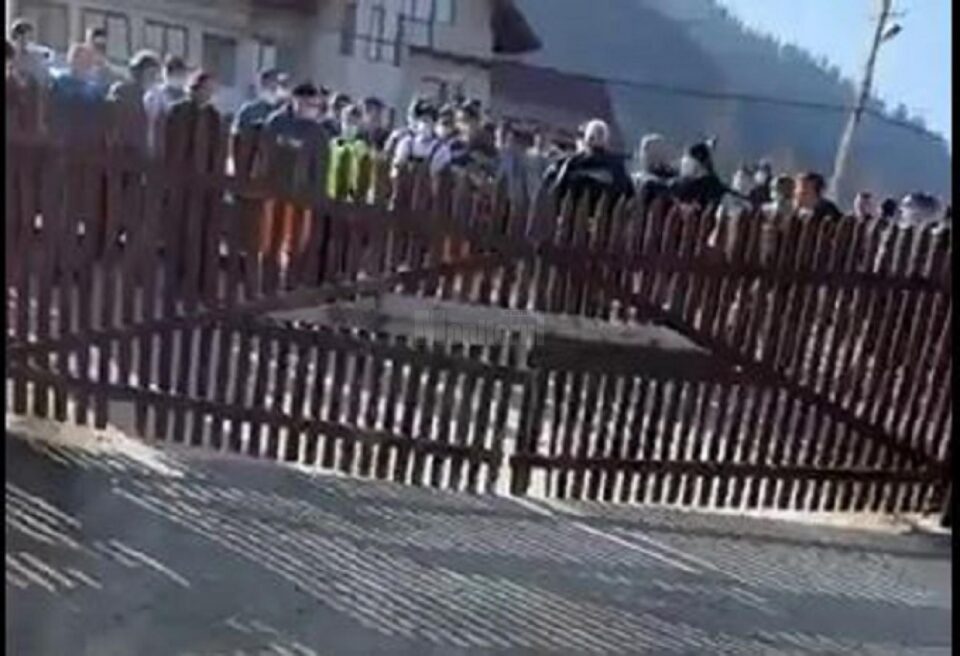 Activist de mediu evacuat de polițiști dintre aproximativ o sută de oameni furioși