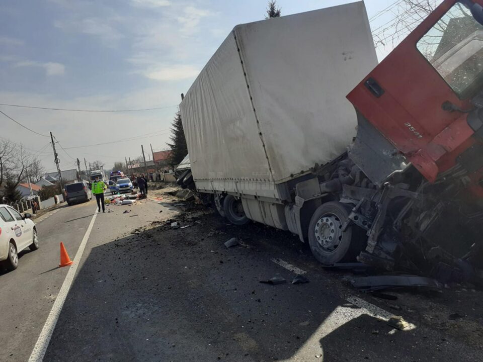 Autoutilitară măturată de pe șosea de un autotren, pe E 85