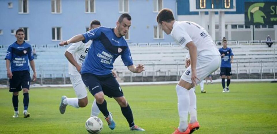 Marco Enciu la balon, pe când îmbrăca tricoul Rapidului Suceava
