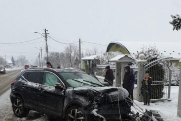 Stâlp de electricitate pus la pământ de o șoferiță
