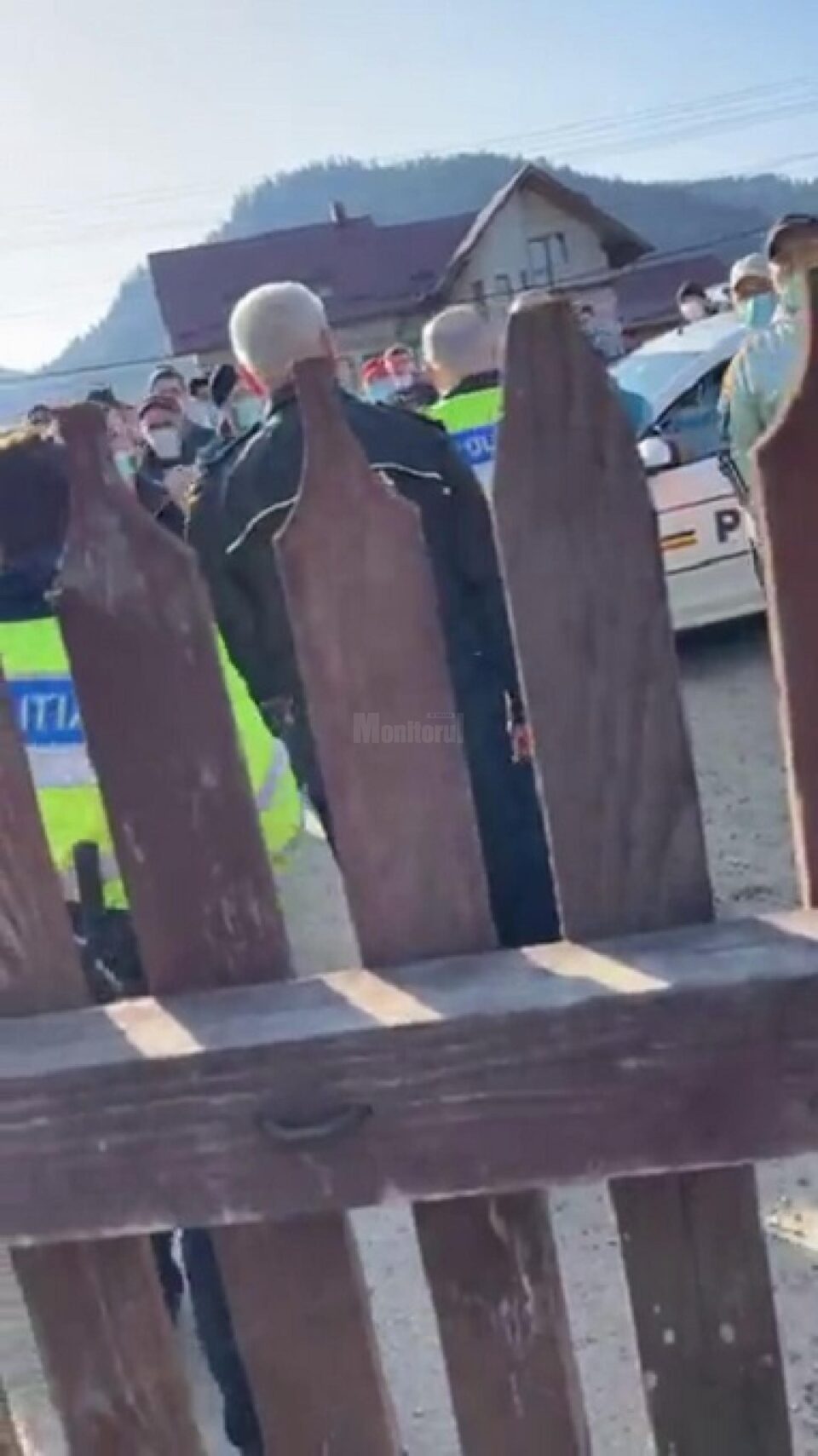 Activist de mediu evacuat de polițiști dintre aproximativ o sută de oameni furioși