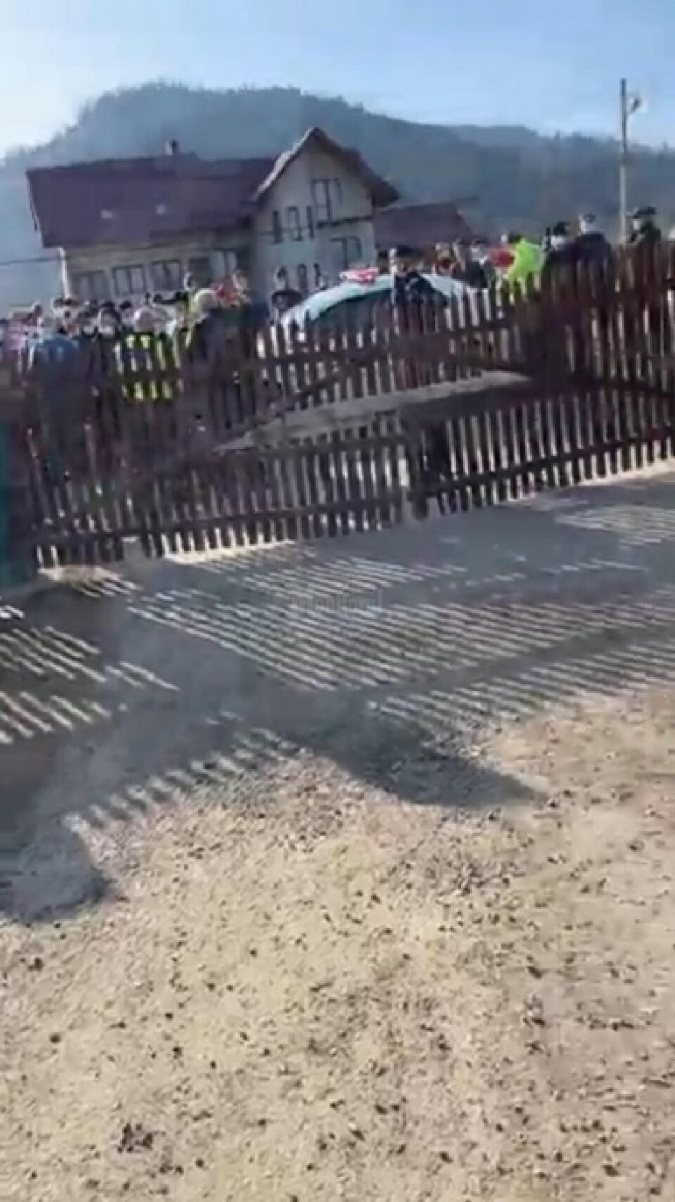 Activist de mediu evacuat de polițiști dintre aproximativ o sută de oameni furioși