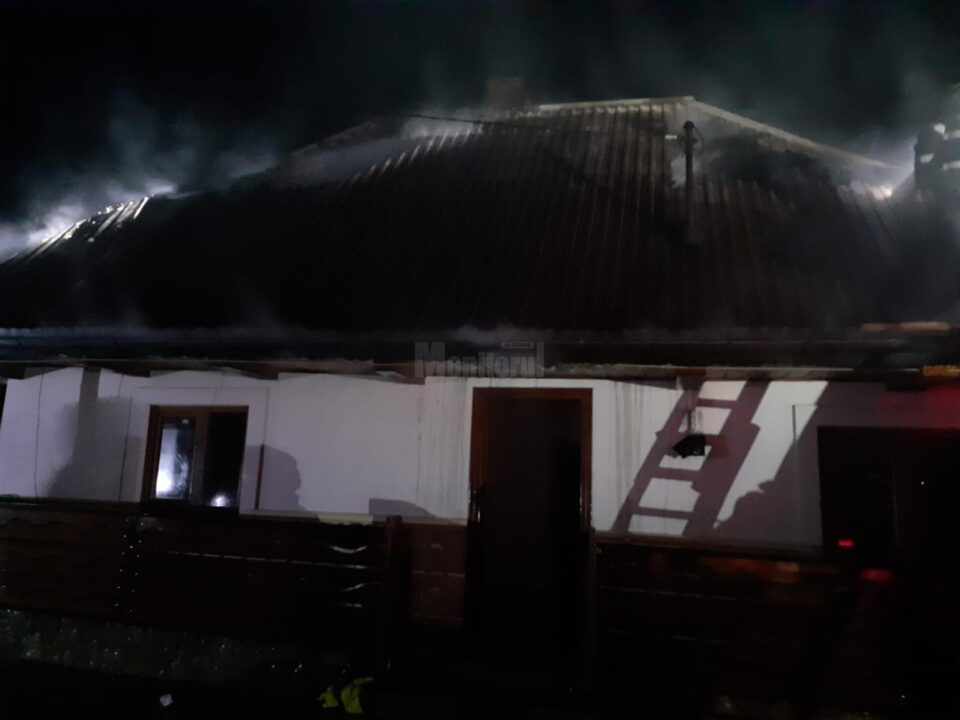 Pentru stingerea incendiului a fost nevoie de mai bine de două ore