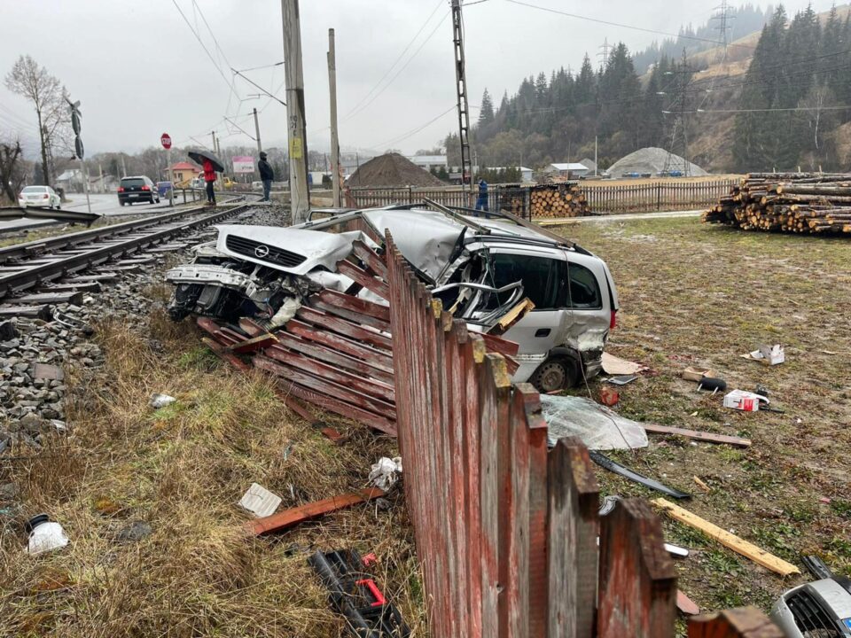 Mașină blocată pe calea ferată, lovită de un tren, la Vatra Dornei Sursa foto: Orion TV Vatra Dornei