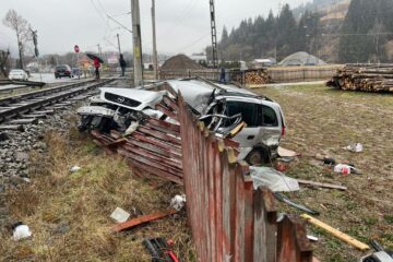 Mașină blocată pe calea ferată, lovită de un tren, la Vatra Dornei Sursa foto: Orion TV Vatra Dornei