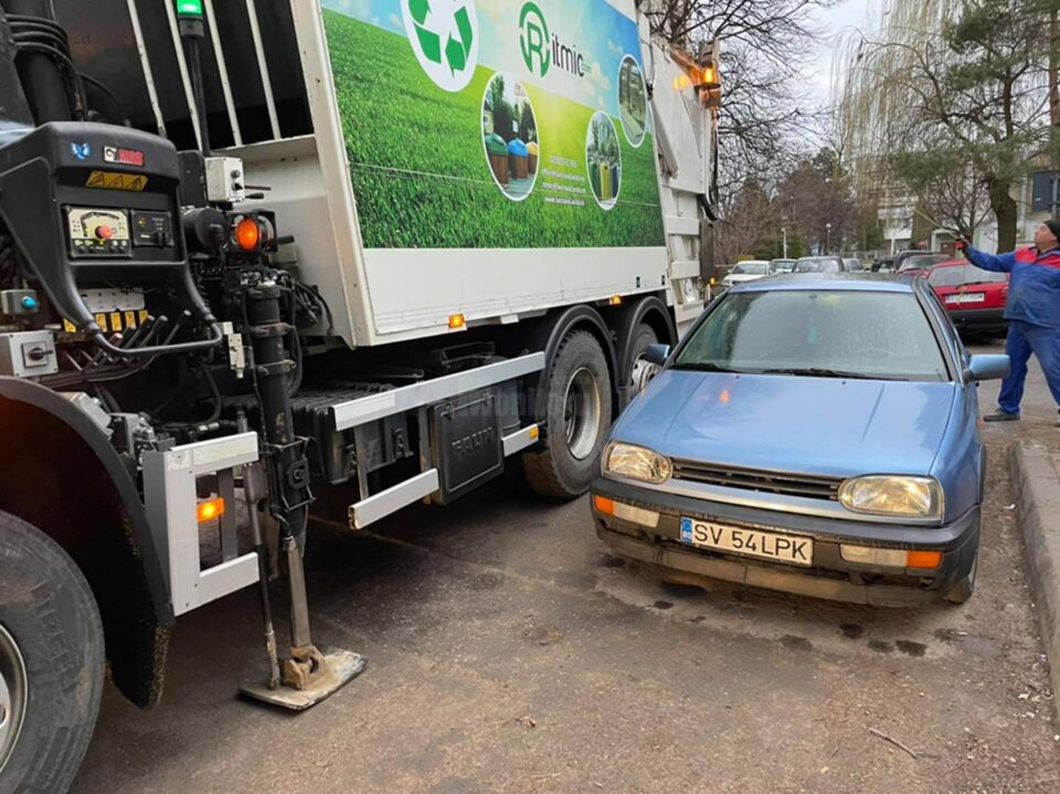 Mașina care bloca accesul la punctul de colectare a deșeurilor