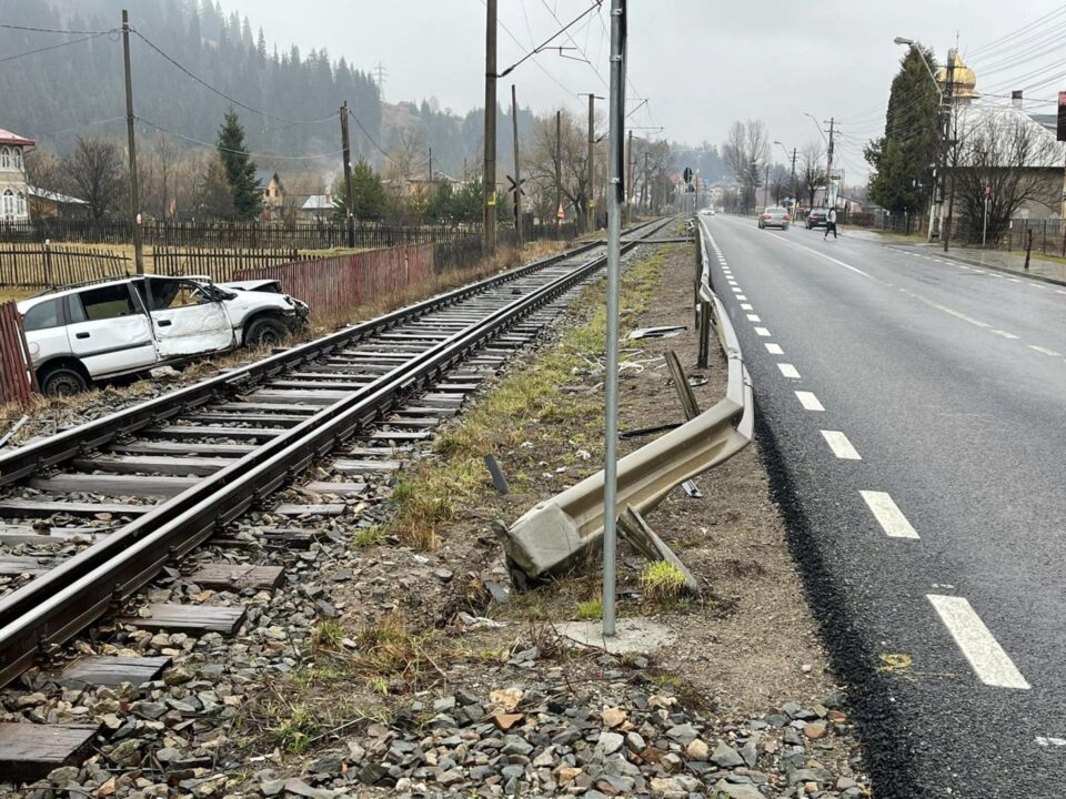 Mașină blocată pe calea ferată, lovită de un tren, la Vatra Dornei Sursa foto: Orion TV Vatra Dornei