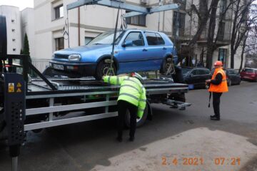 Mașina care bloca accesul la punctul de colectare a deșeurilor