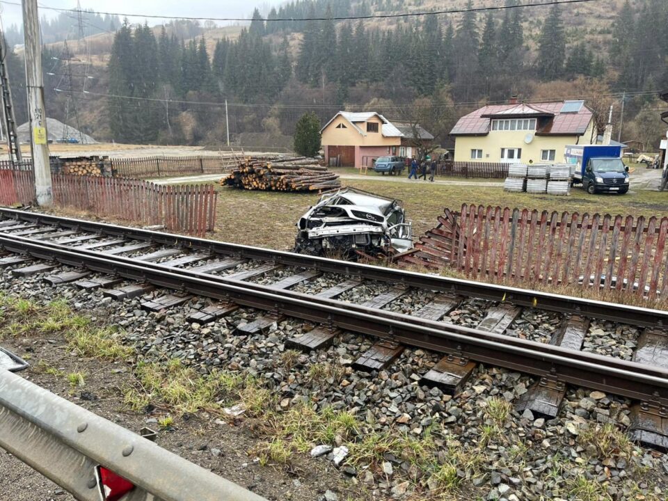 Mașină blocată pe calea ferată, lovită de un tren, la Vatra Dornei Sursa foto: Orion TV Vatra Dornei