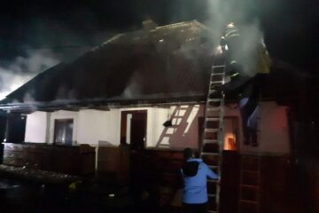 Pentru stingerea incendiului a fost nevoie de mai bine de două ore