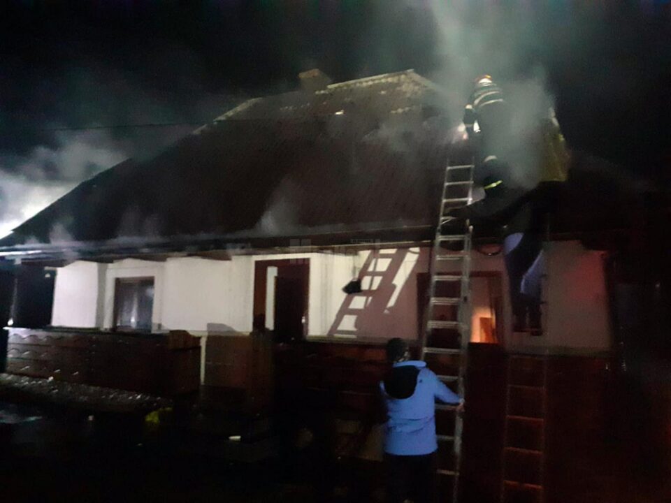 Pentru stingerea incendiului a fost nevoie de mai bine de două ore