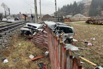 Mașină lovită și târâtă de un tren marfar pe o distanță de 30 de metri