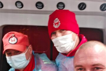Trei pompieri ai echipajului SMURD Dolhasca au moșit nașterea unui copilaș grăbit să vină pe lume