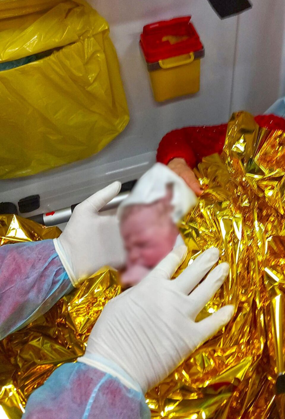 Trei pompieri ai echipajului SMURD Dolhasca au moșit nașterea unui copilaș grăbit să vină pe lume