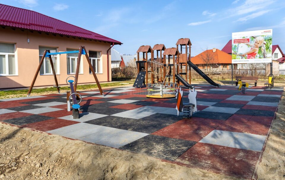 Primul loc de joacă din Dornești, realizat de Egger România pe un teren pus la dispoziție de Primărie