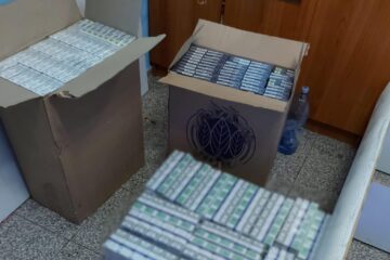 În urma perchezițiilor au fost ridicate 21.063 de pachete de țigarete de diferite mărci