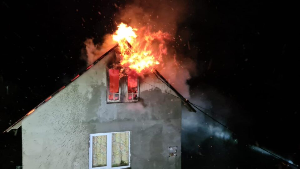Incendiu puternic la o casă, de la coșul de fum deteriorat