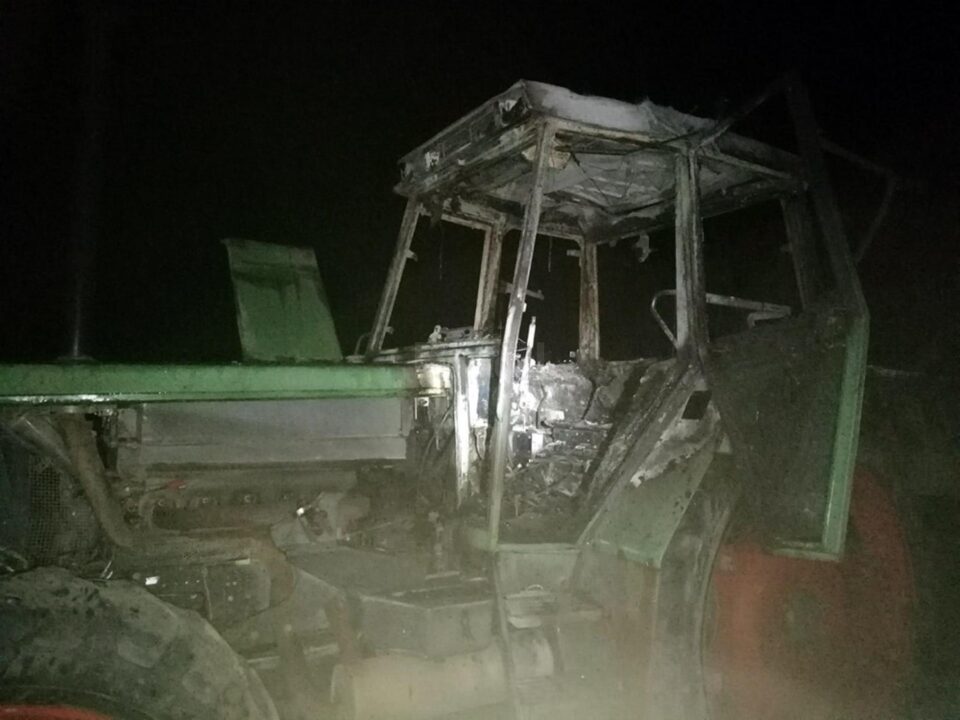 Trei tractoare și o combină, incendiate cu benzină. Fermierul păgubit a fost amenințat că se va sătura de pământ