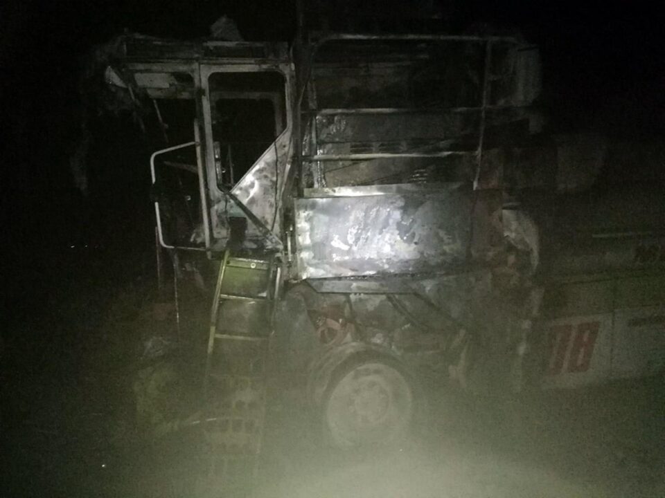 Trei tractoare și o combină, incendiate cu benzină. Fermierul păgubit a fost amenințat că se va sătura de pământ
