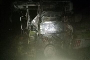 Trei tractoare și o combină, incendiate cu benzină. Fermierul păgubit a fost amenințat că se va sătura de pământ
