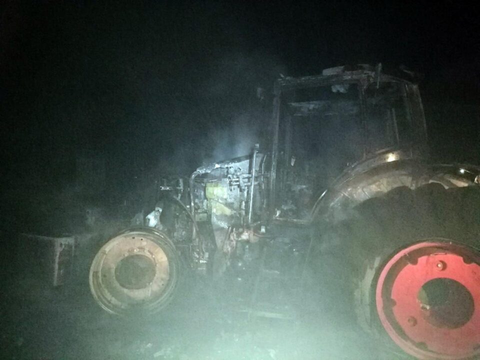 Trei tractoare și o combină, incendiate cu benzină. Fermierul păgubit a fost amenințat că se va sătura de pământ