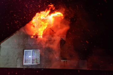 Incendiu puternic la o casă, de la coșul de fum deteriorat