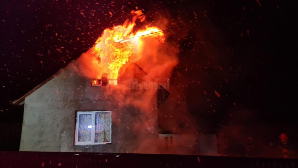 Incendiu puternic la o casă, de la coșul de fum deteriorat