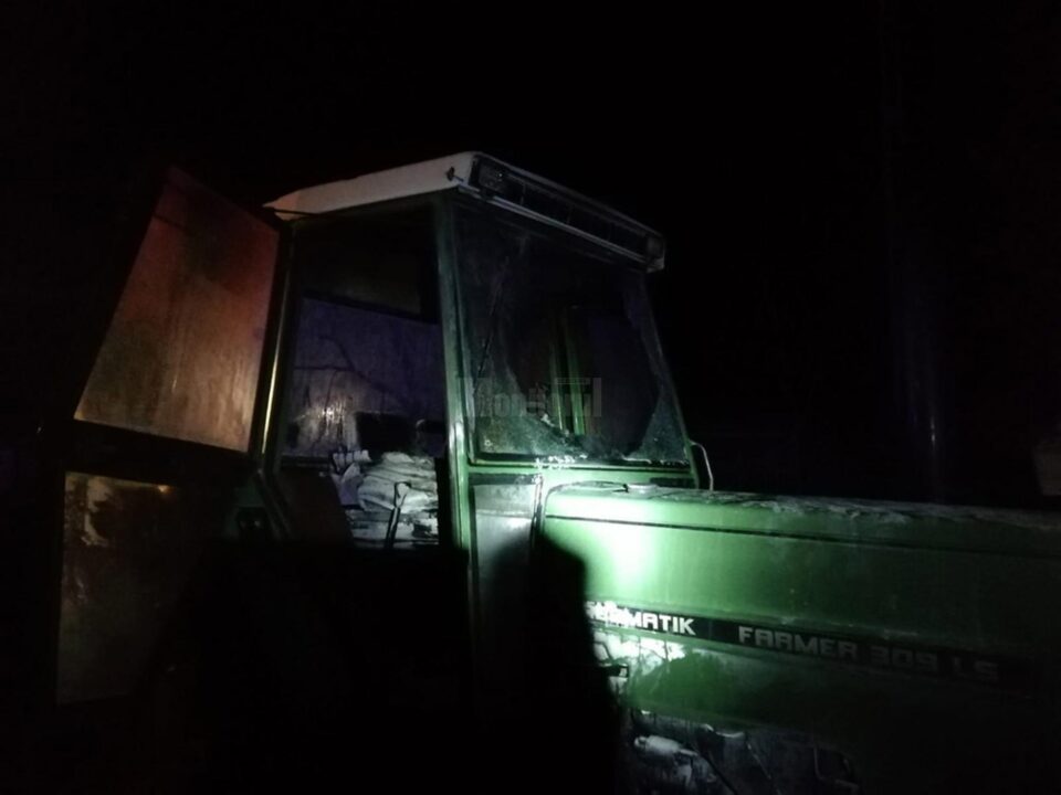 Trei tractoare și o combină, incendiate cu benzină. Fermierul păgubit a fost amenințat că se va sătura de pământ