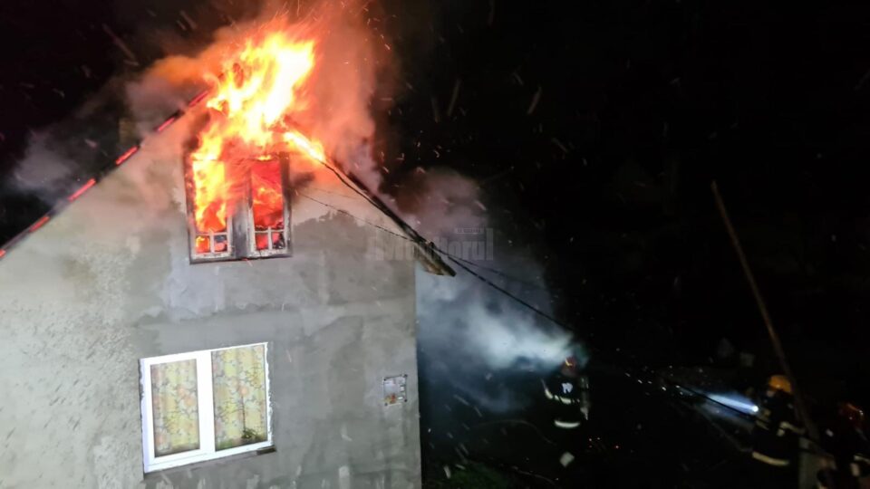 Incendiu puternic la o casă, de la coșul de fum deteriorat