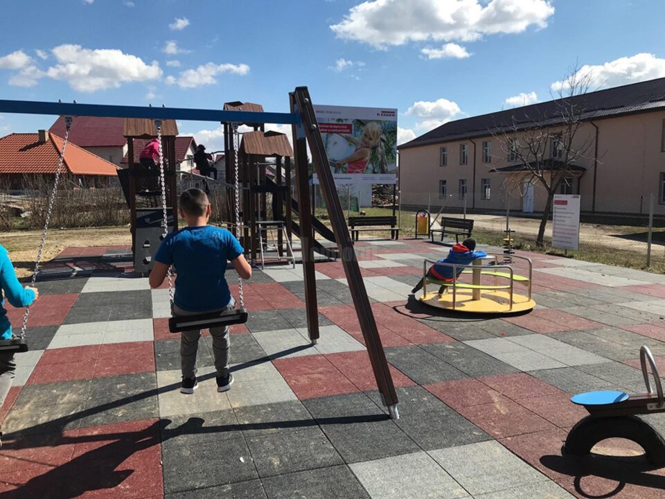 Primul loc de joacă din Dornești, realizat de Egger România pe un teren pus la dispoziție de Primărie