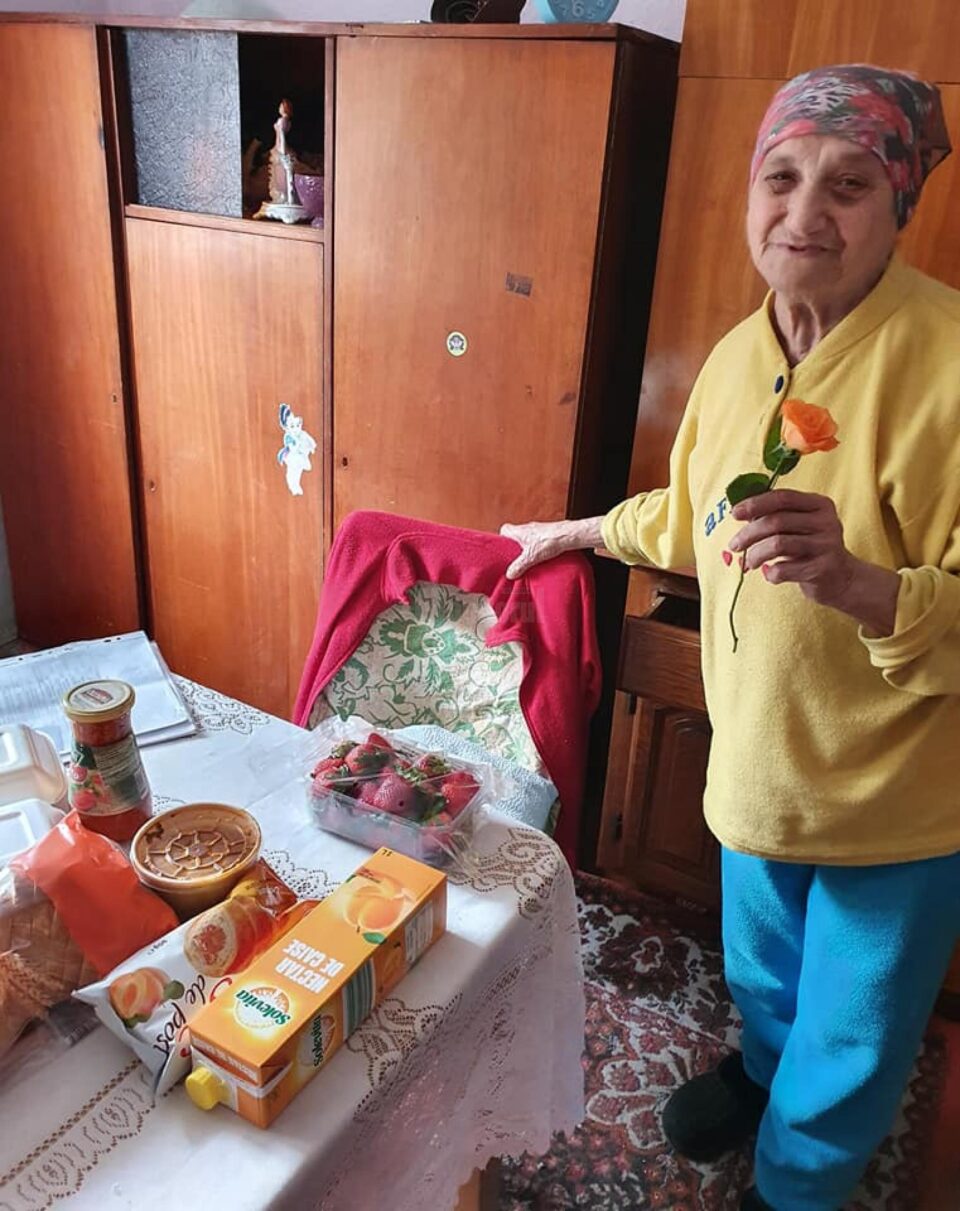 32 de bătrâni și peste 400 de copii și familiile acestora, ajutați de Asociația „Licuricii fericiți” Câmpulung Moldovenesc