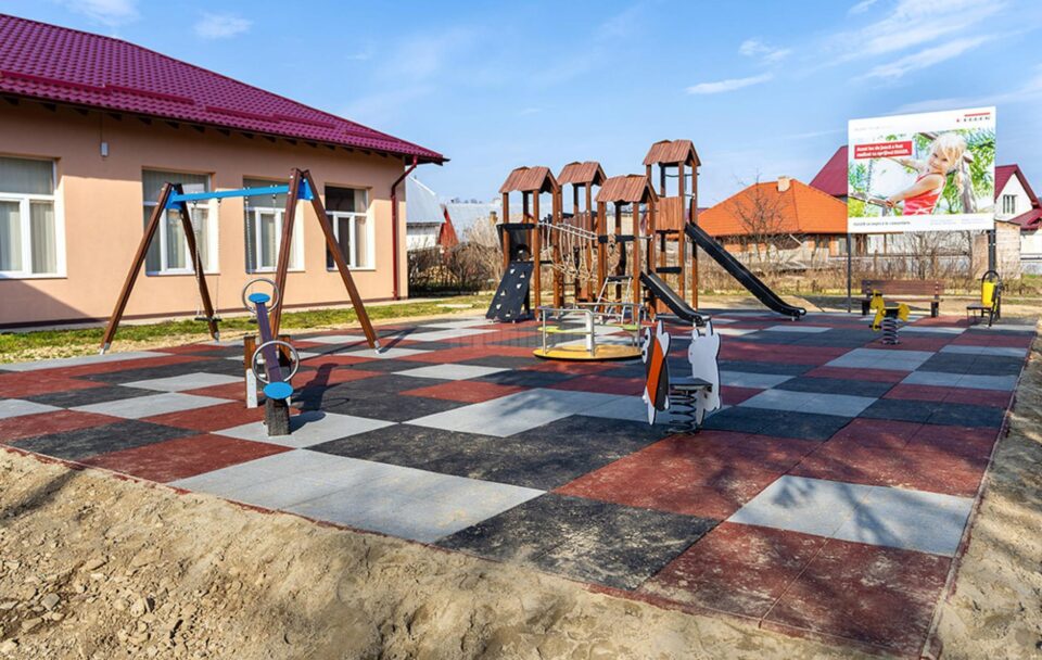Primul loc de joacă din Dornești, realizat de Egger România pe un teren pus la dispoziție de Primărie Primul loc de joacă din Dornești, realizat de Egger România pe un teren pus la dispoziție de Primărie