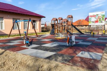 Primul loc de joacă din Dornești, realizat de Egger România pe un teren pus la dispoziție de Primărie