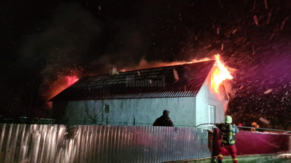 Incendiu puternic la o casă, de la coșul de fum deteriorat