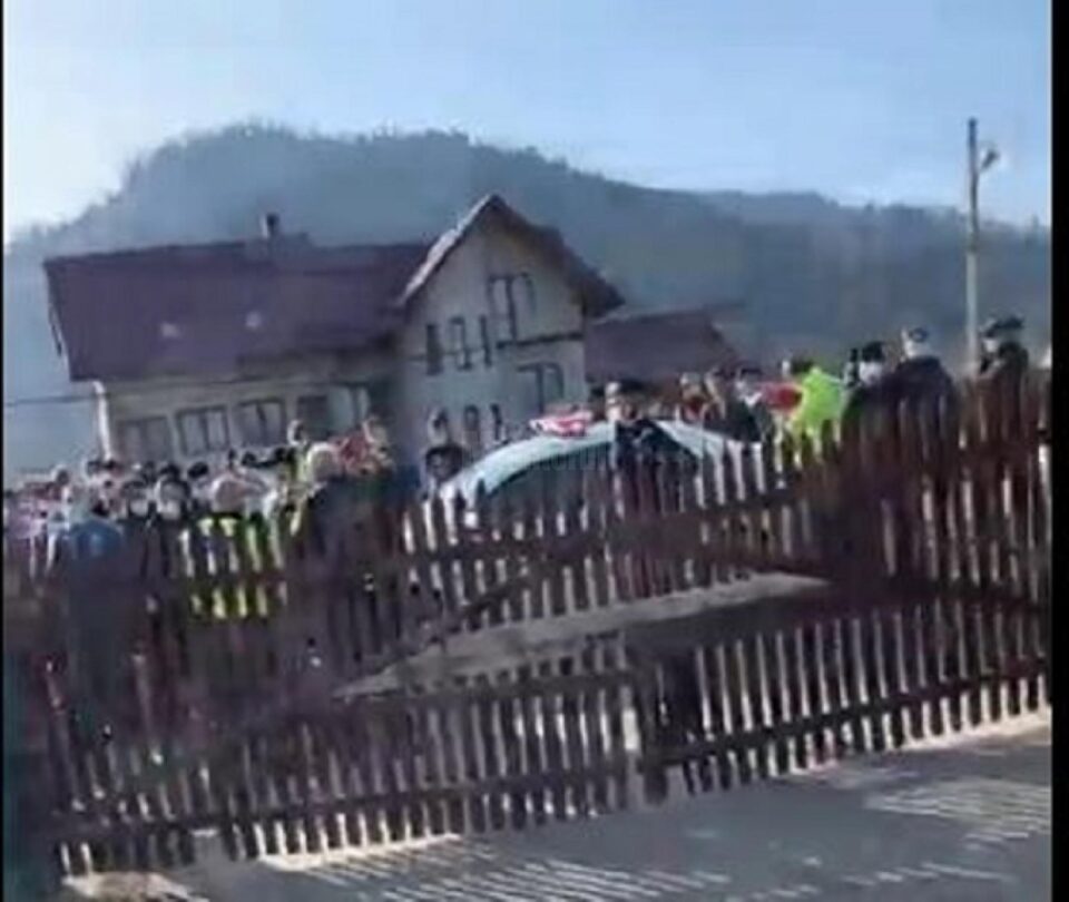 Activistul de mediu Sorin Tofan a avut nevoie de ajutorul poliției pentru a pleca de la Sadova Activistul de mediu Sorin Tofan a avut nevoie de ajutorul poliției pentru a pleca de la Sadova