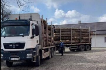Camionul aflat în curtea școlii din Costișa-Frătăuți
