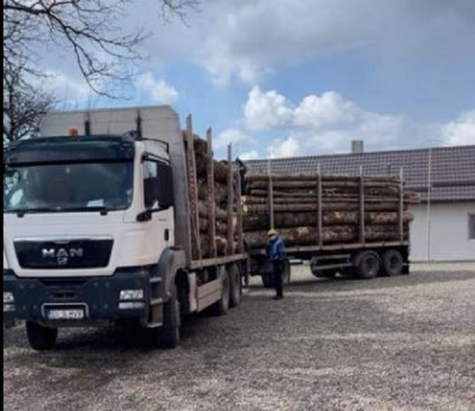Camionul aflat în curtea școlii din Costișa-Frătăuți
