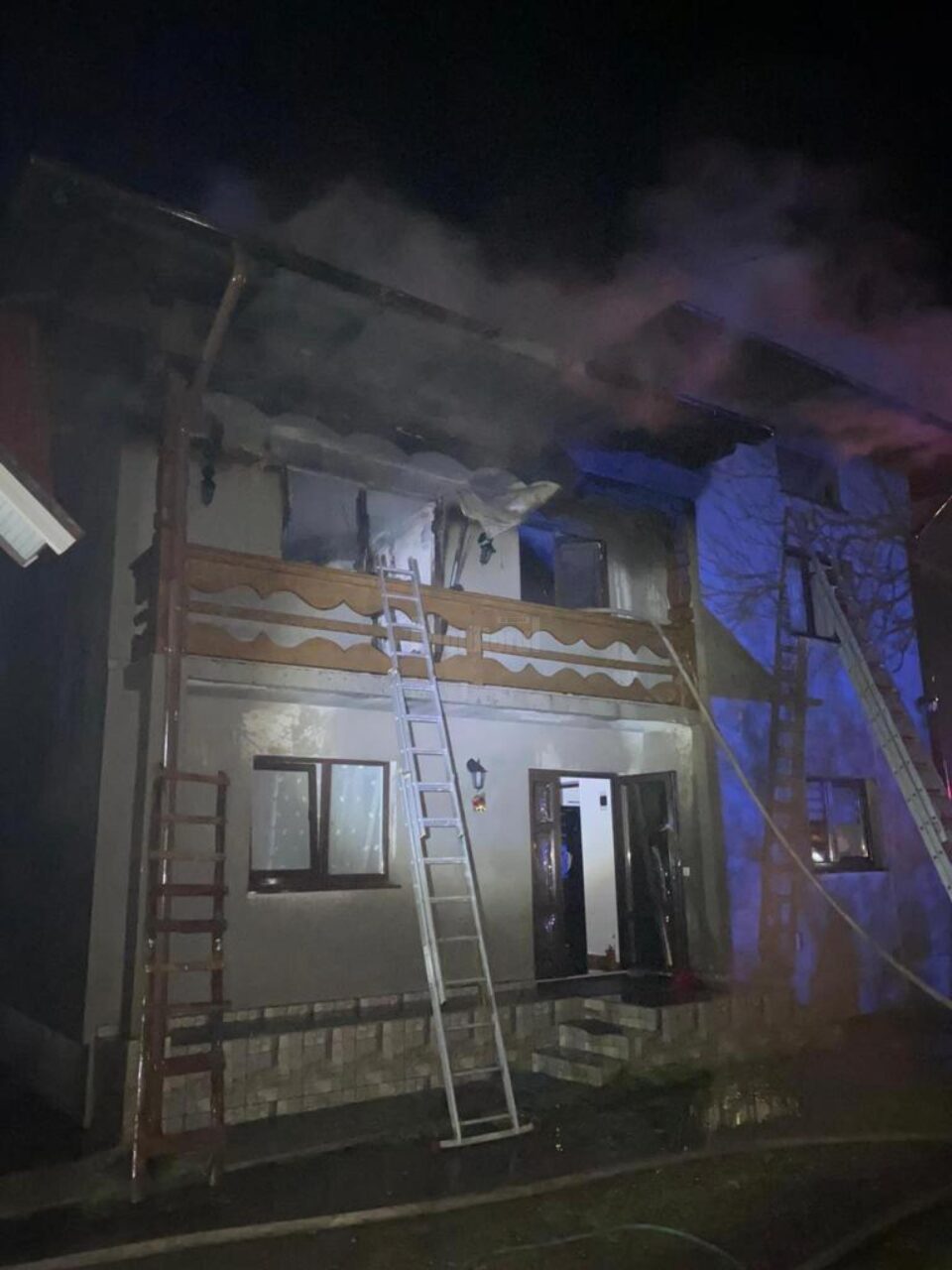 Incendiu puternic la o casă, pornit de la un fier de călcat